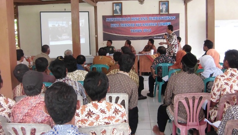 Kepala Desa Dermaji sedang melakukan pemaparan kegiatan pembangunan desa dalam musrenbangdes tahun 2014