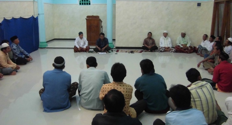 Kepala Desa Dermaji, Pengurus LP2A, tokoh agama dan tokoh masyarakat sedang musyawarah pembahasan program kerja Masjid Baiturrahman