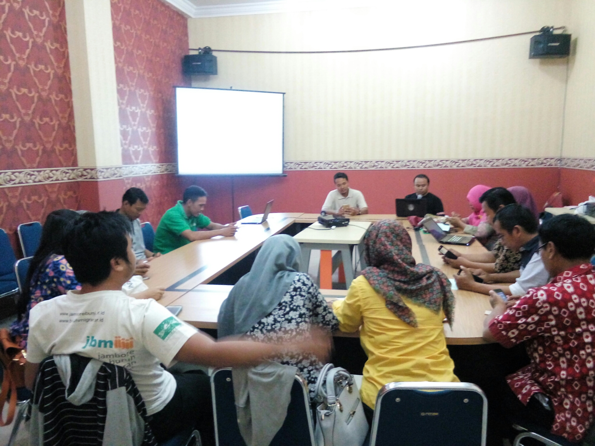 Suasana juguran GDM yang membahas optimalisasi website desa